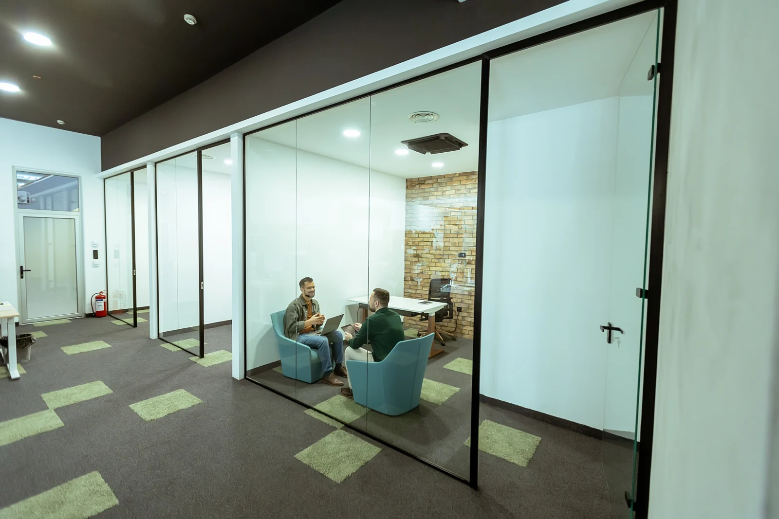 Modernes Büro mit Glastrennwänden und Besprechungsraum