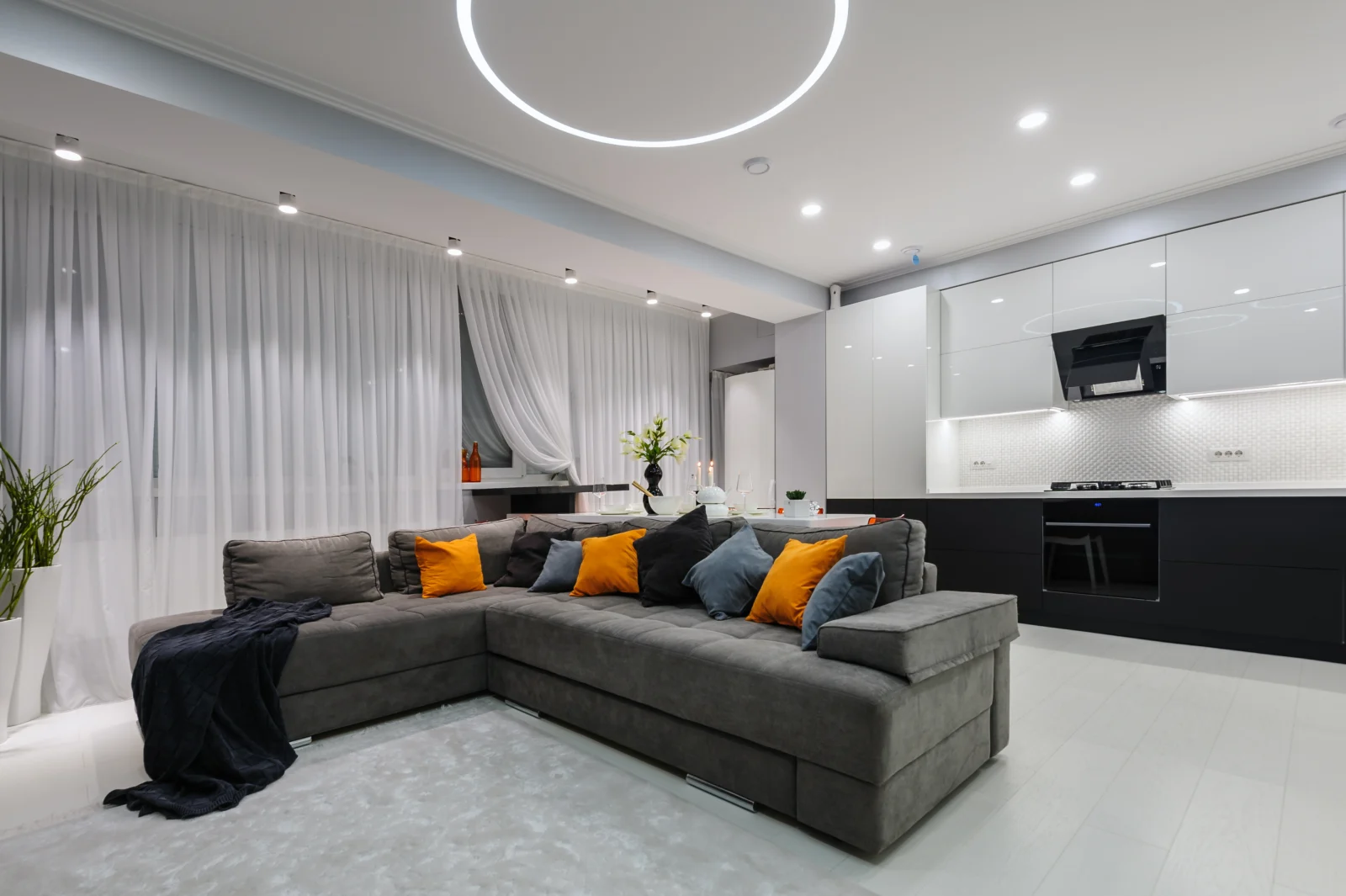 Modernes Wohnzimmer mit abgehängter Decke und Lichtring nach dem Innenausbau
