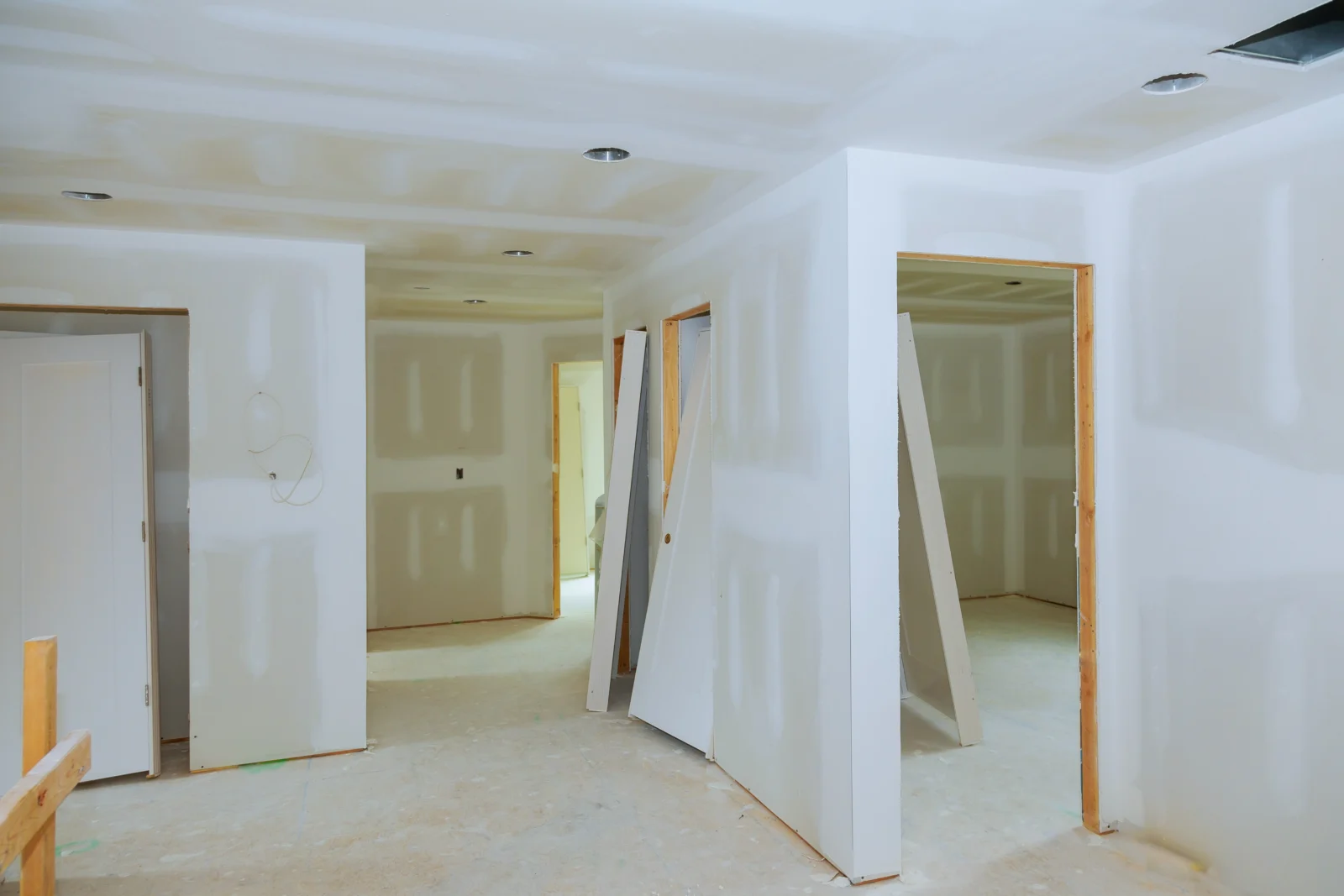 Innenraum im Trockenbau mit neu gestellten Wänden und Türöffnungen